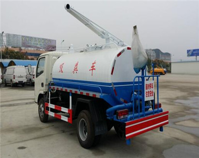 吸粪车